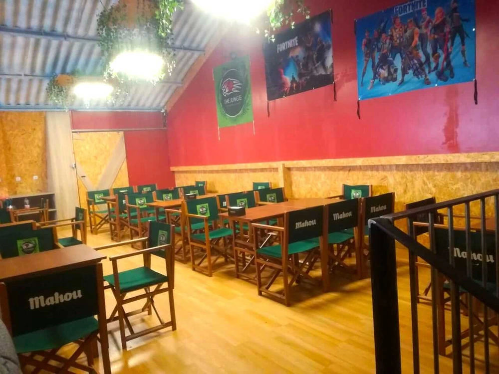 paintball-en-valladolid-interior-y-exterior-Bar-Hamburgueseria-La-Jungla-Comedor